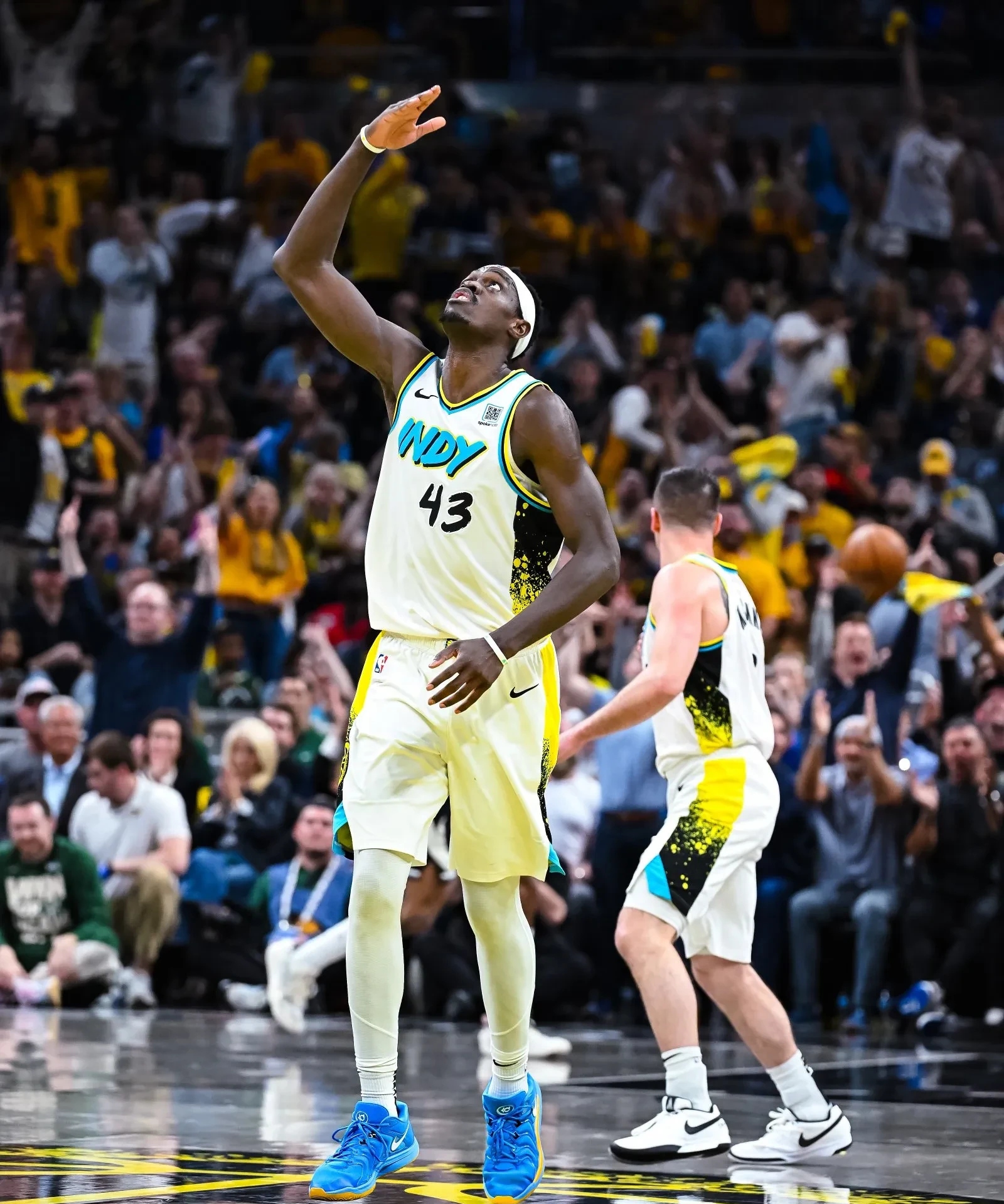 爱游戏体育赛事直播西亚卡姆在巴塞罗那比赛中比赛规则变更，重返赛场引发热议！